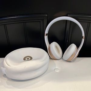 Beats Wireless Headphones in Gold